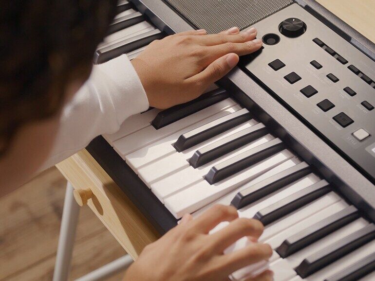 Playing the Yamaha PSR-E383 with expression