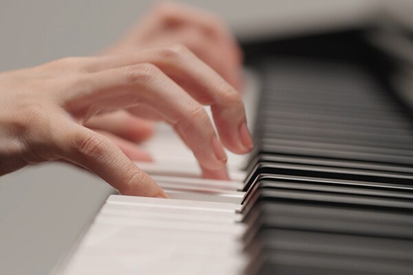Playing the GHS keyboard of a Yamaha Arius digital piano